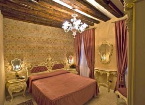 Superior double with private facilities (shower), and breakfast
